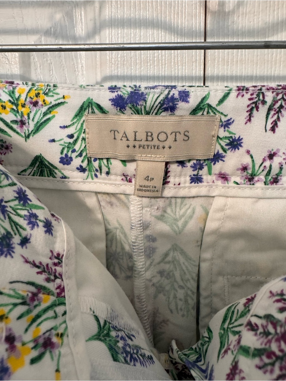 Talbots White Floral Print Shorts with Purple, Green & Yellow Wildflowers Sz 4P - Picture 5 of 14